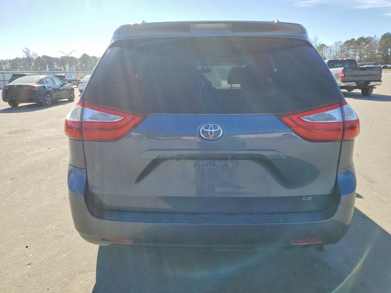 2015 TOYOTA SIENNA LE photo 6