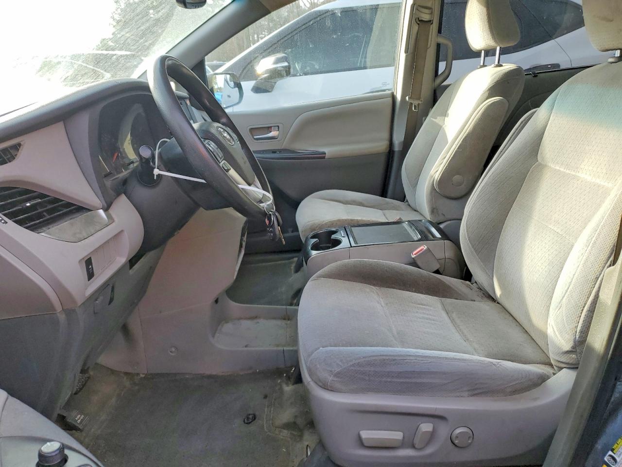 2015 TOYOTA SIENNA LE photo 7