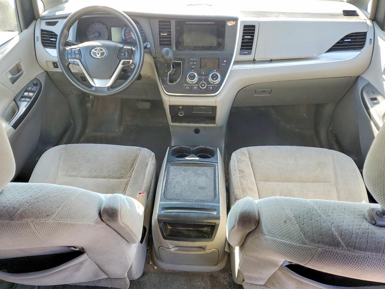2015 TOYOTA SIENNA LE photo 8