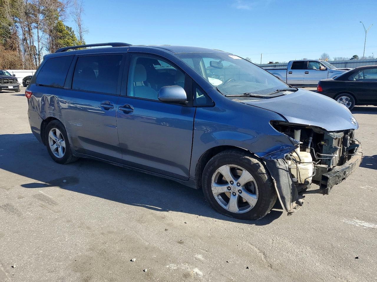 2015 TOYOTA SIENNA LE photo 4