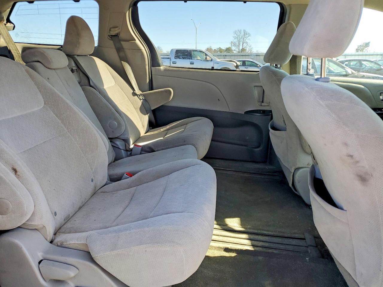 2015 TOYOTA SIENNA LE photo 11
