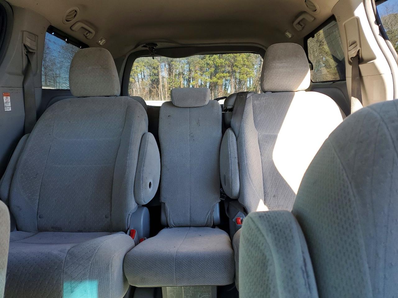 2015 TOYOTA SIENNA LE photo 10