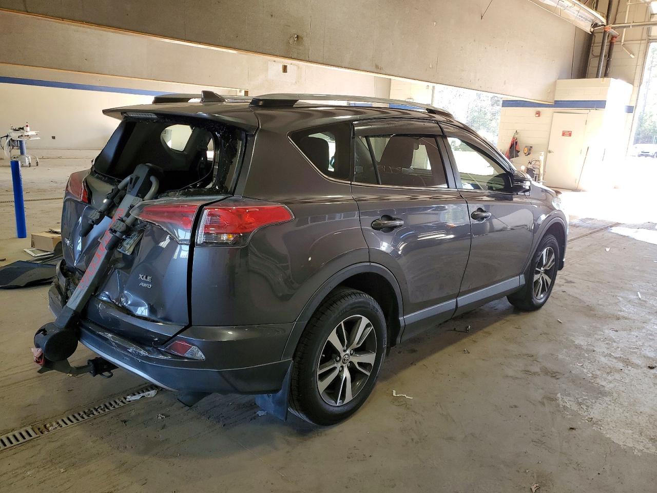 2017 TOYOTA RAV4 XLE photo 5