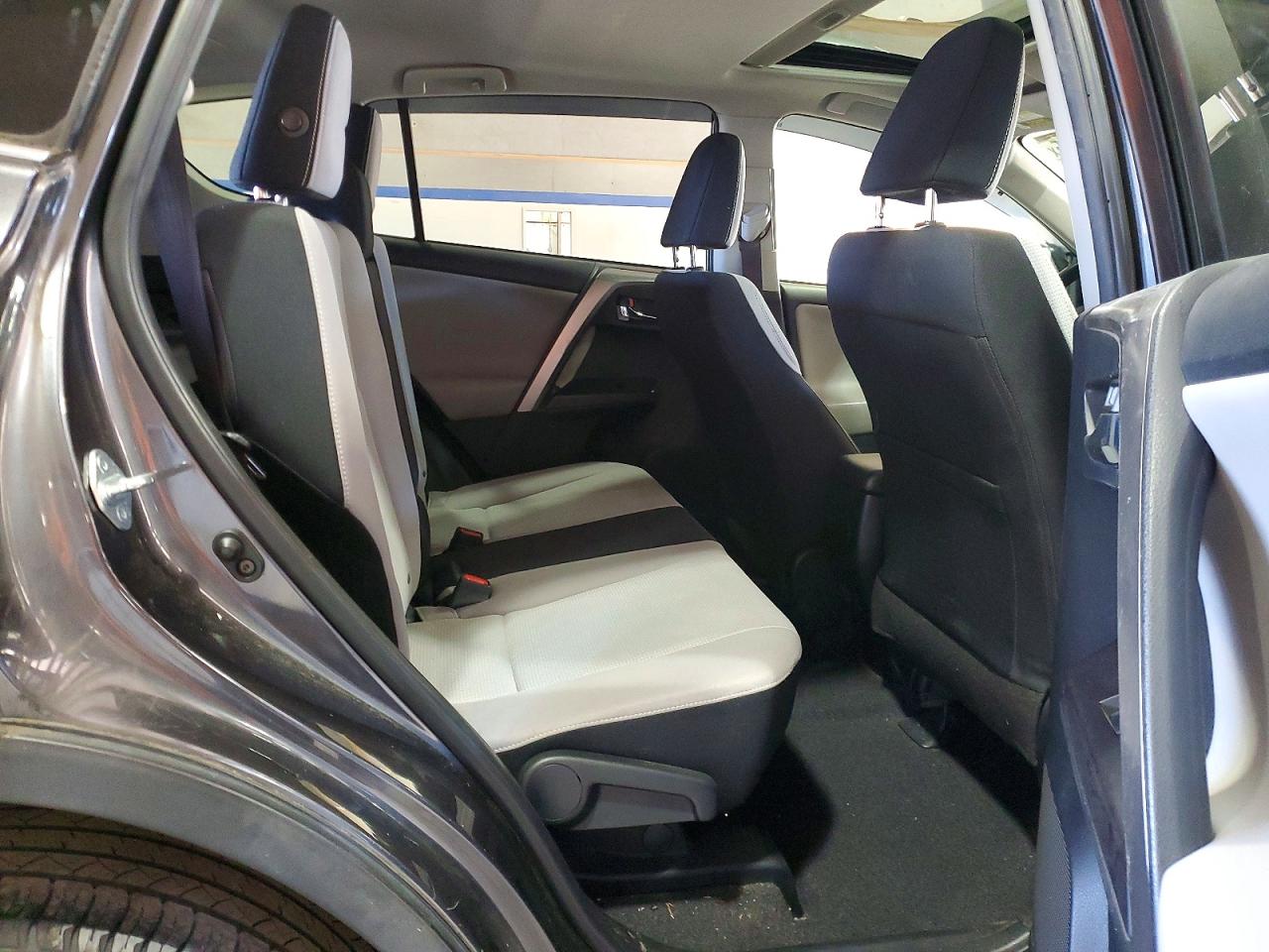 2017 TOYOTA RAV4 XLE photo 19