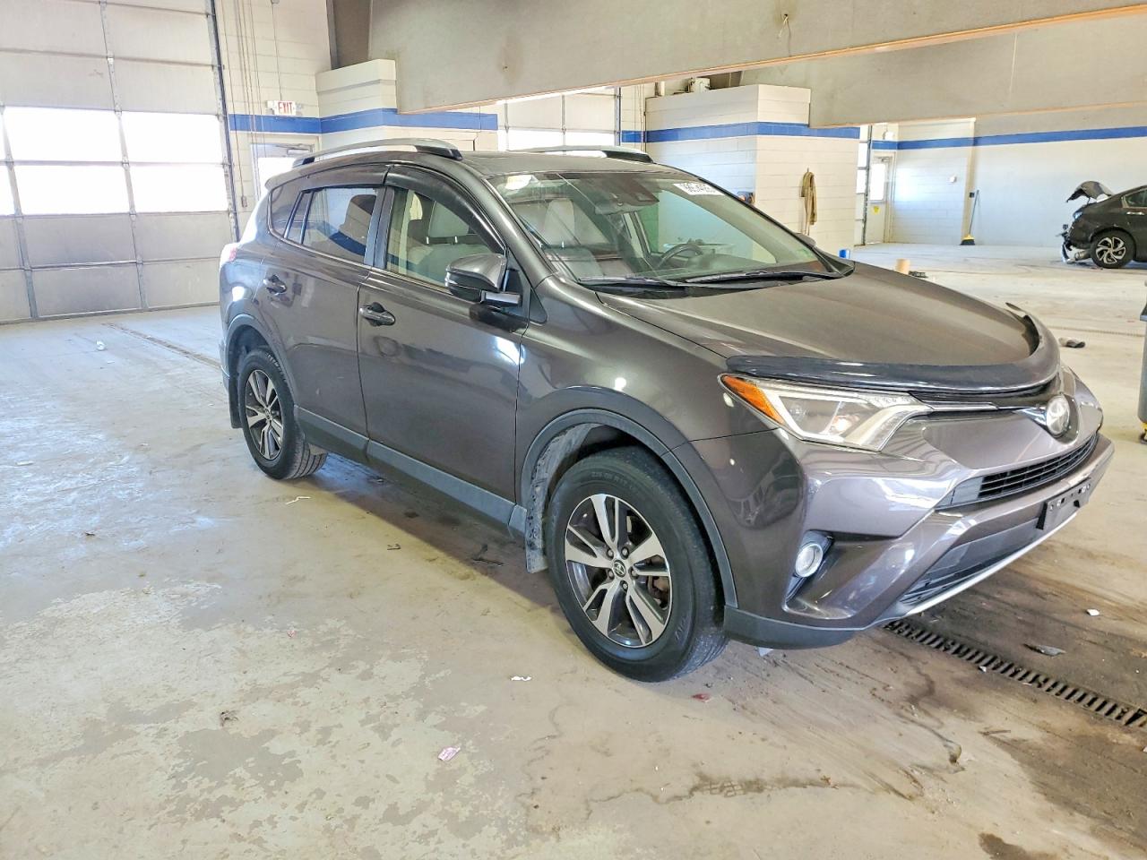 2017 TOYOTA RAV4 XLE photo 7