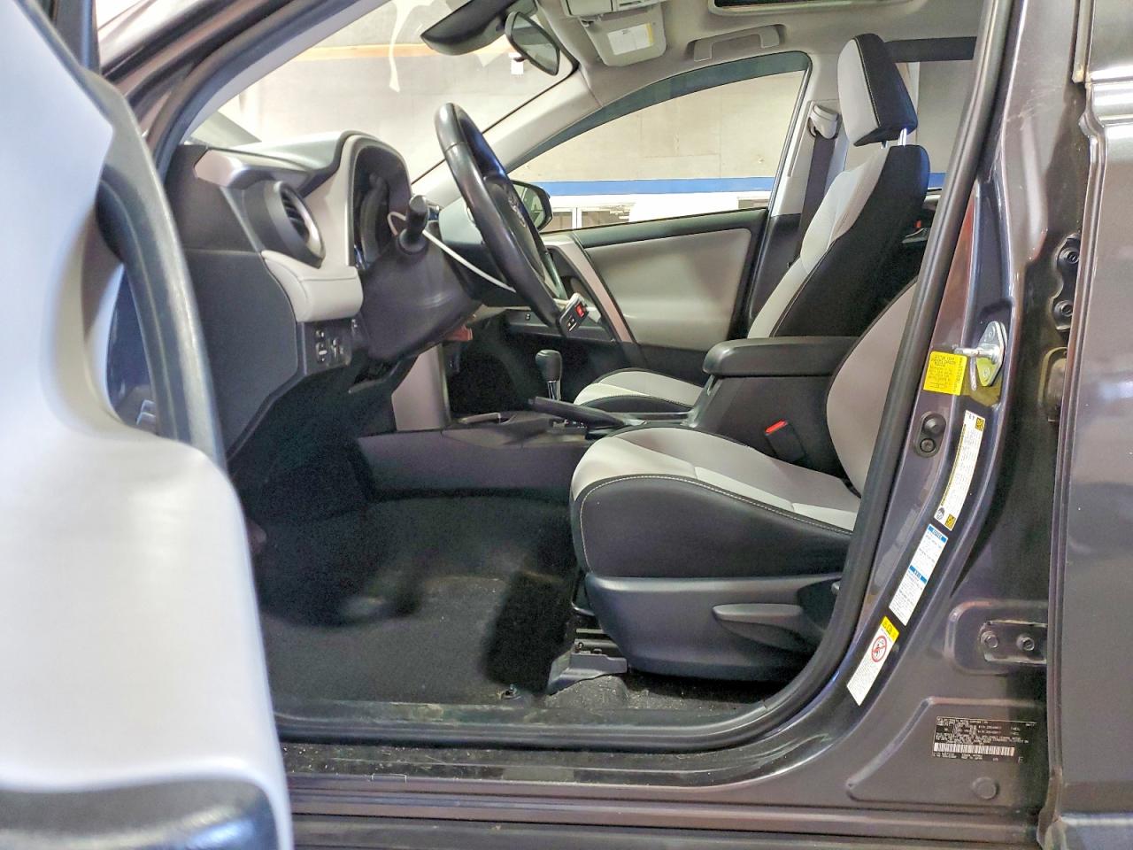 2017 TOYOTA RAV4 XLE photo 13