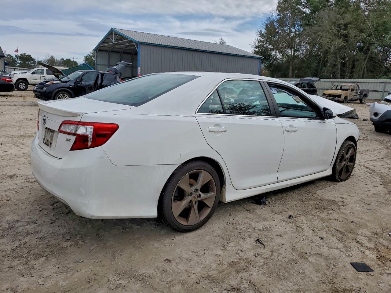 2014 TOYOTA CAMRY L photo 3
