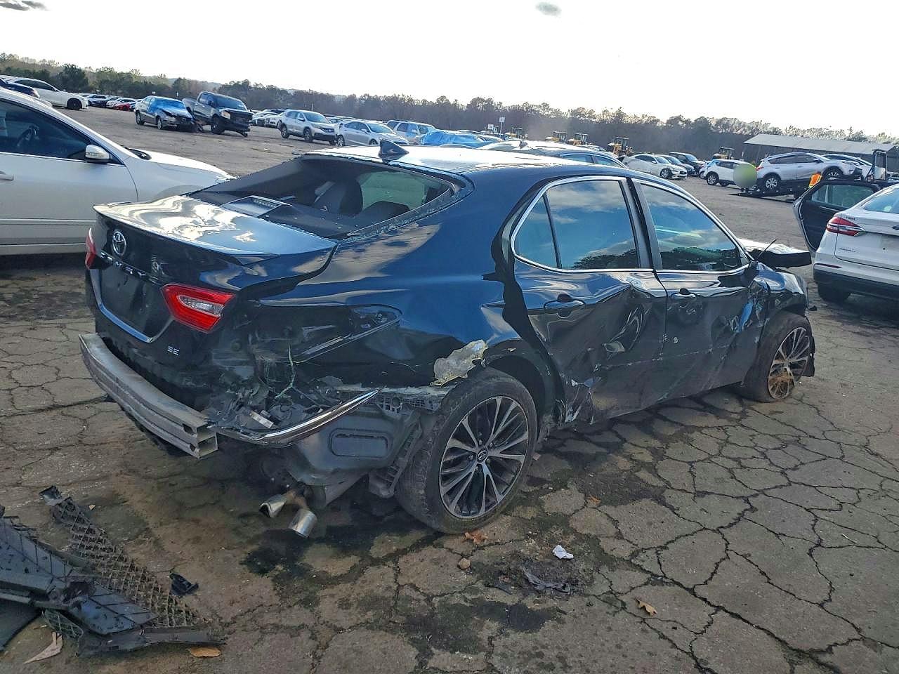 2019 TOYOTA CAMRY L photo 3