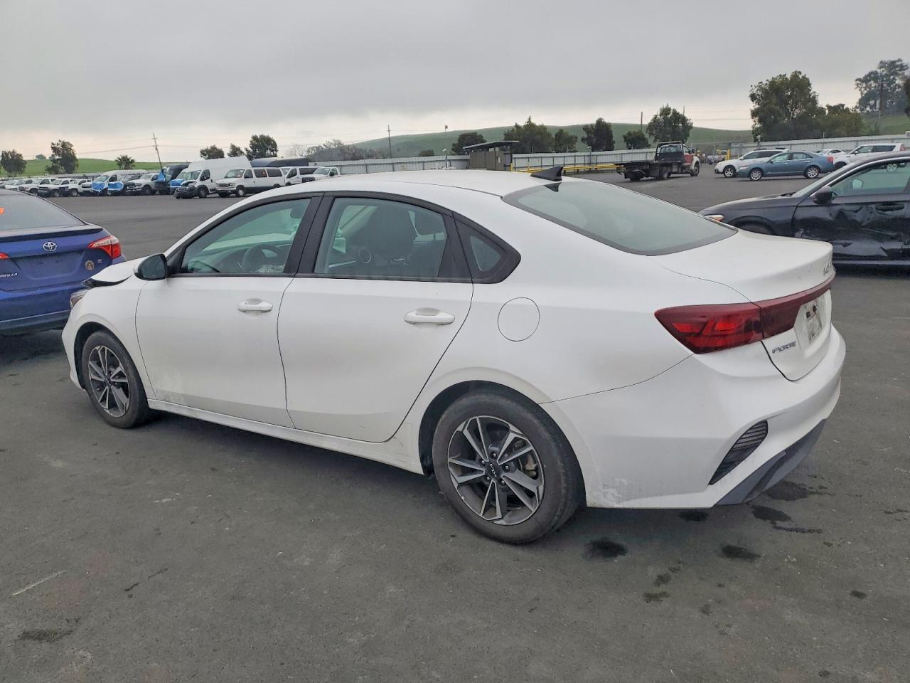2023 KIA FORTE LX photo 2