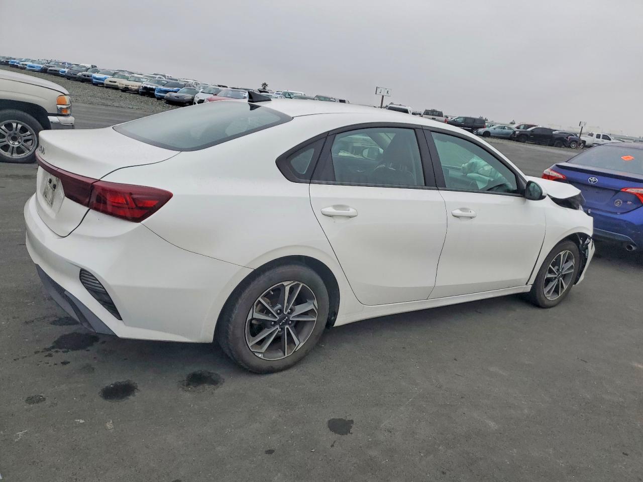 2023 KIA FORTE LX photo 3