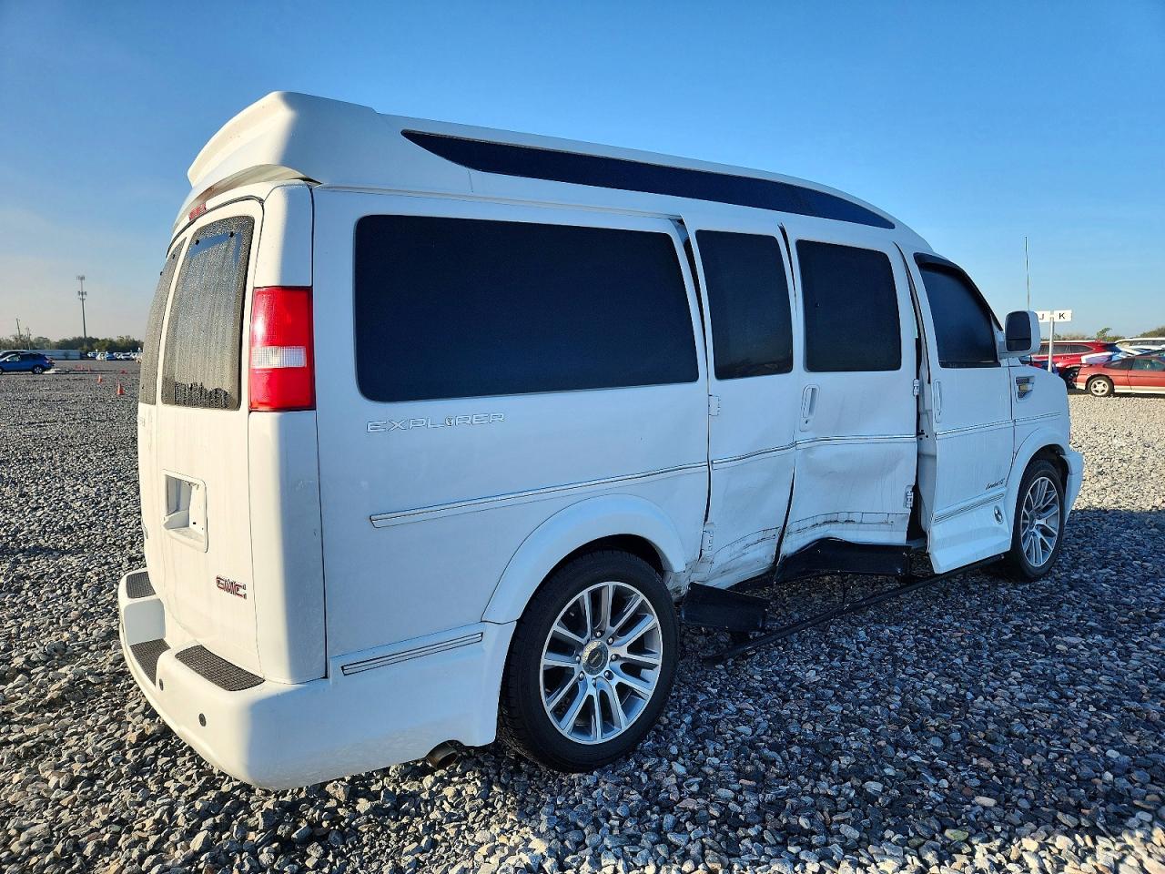 2020 GMC SAVANA G2500 photo 3