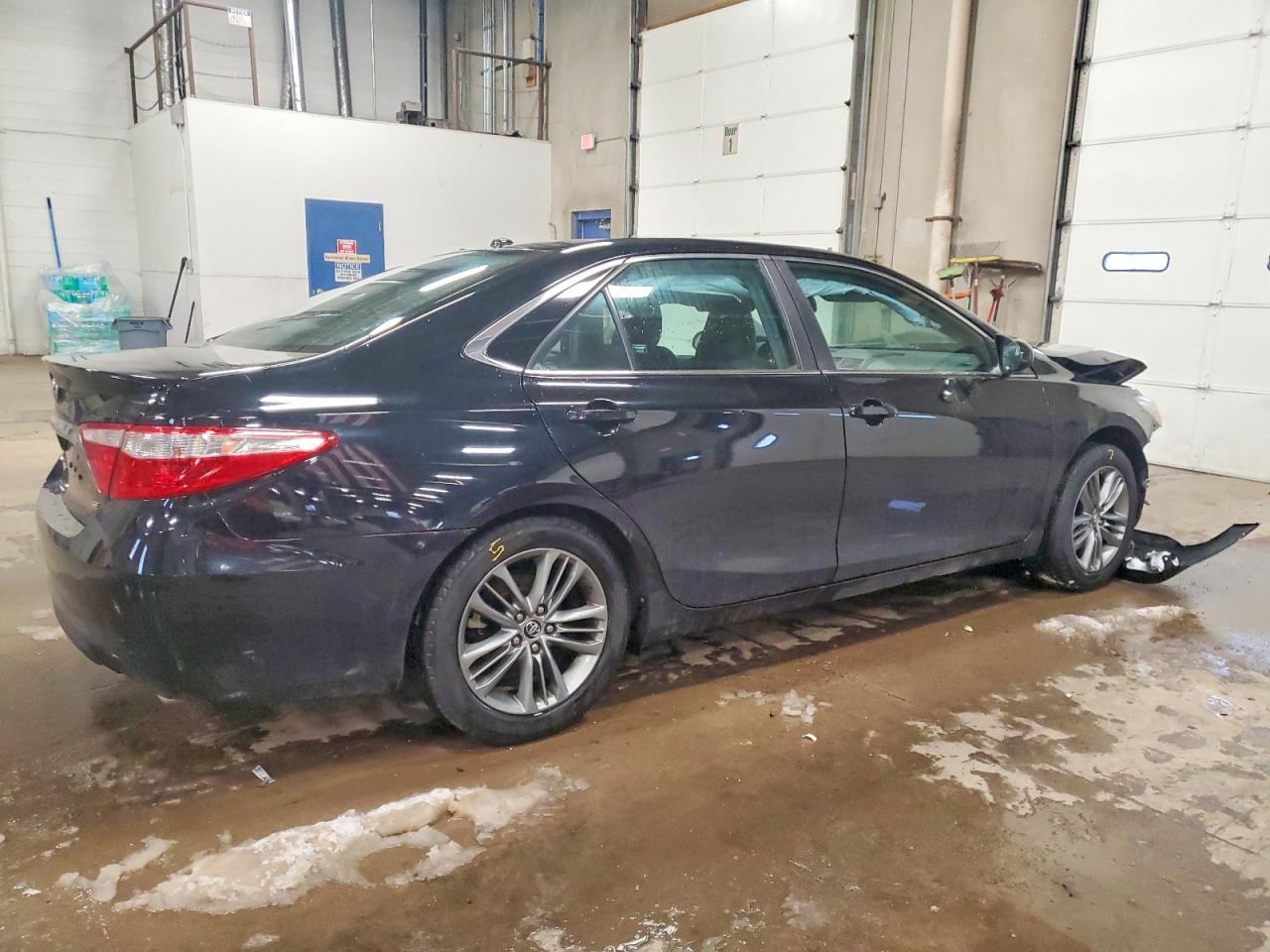 2015 TOYOTA CAMRY LE photo 3