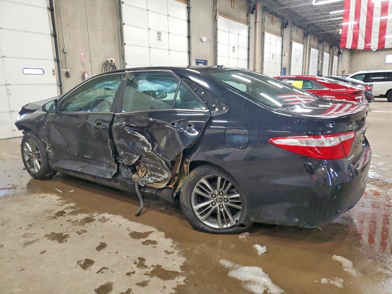 2015 TOYOTA CAMRY LE photo 2