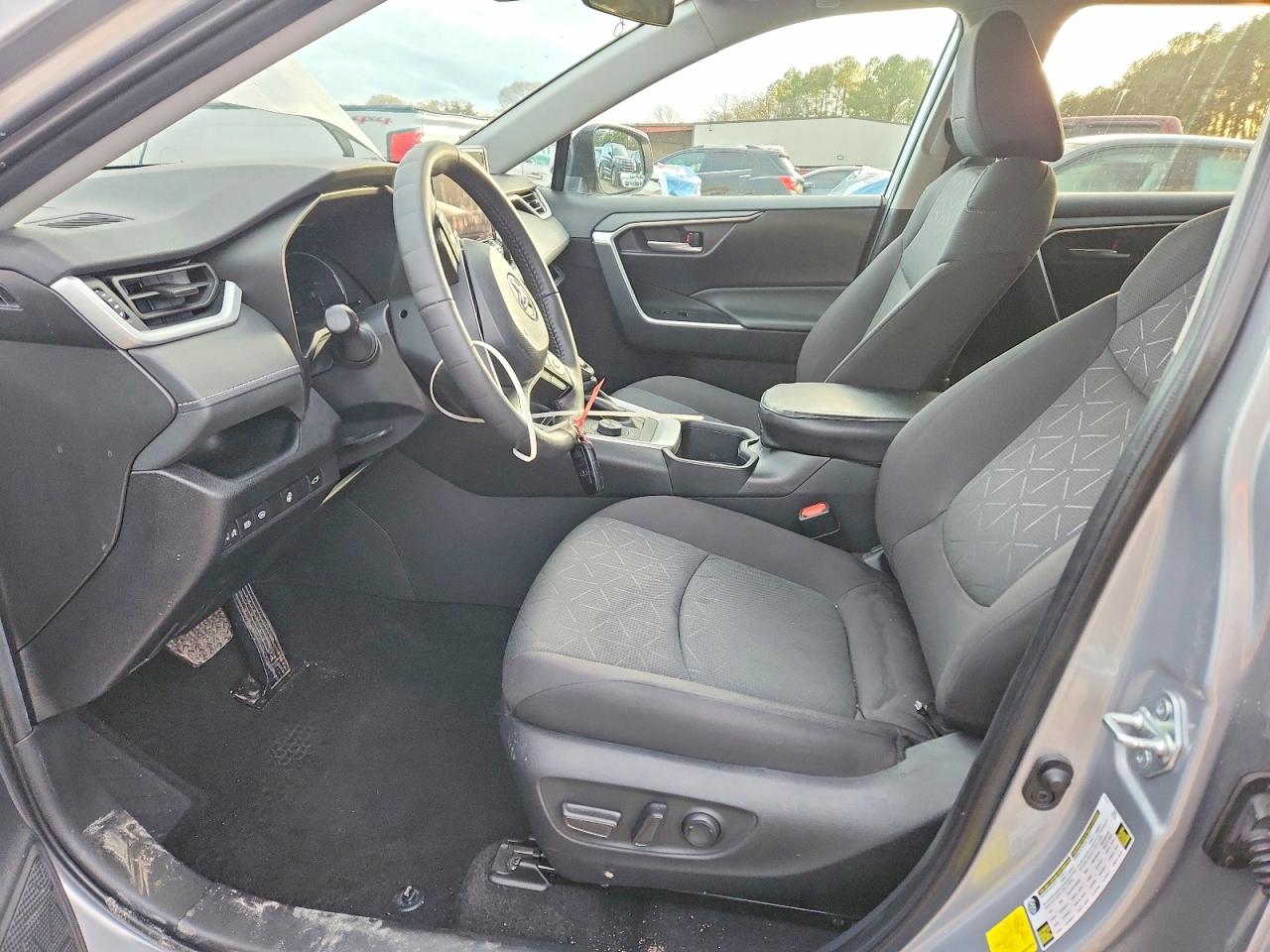 2024 TOYOTA RAV4 XLE photo 13