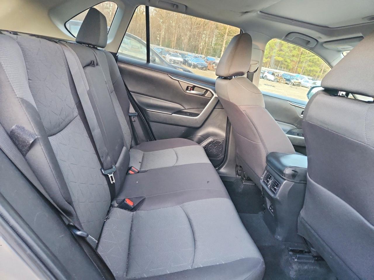 2024 TOYOTA RAV4 XLE photo 21