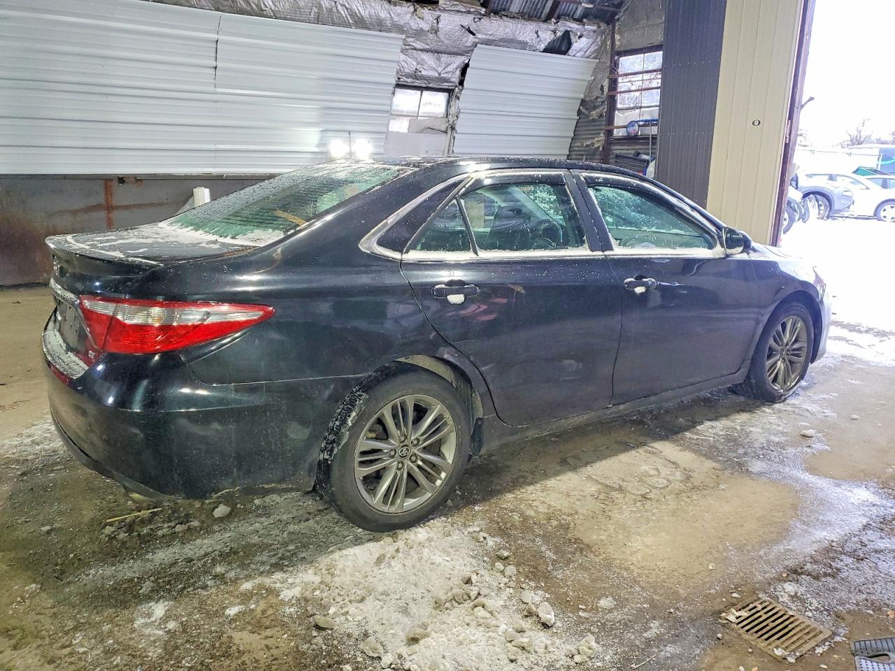 2015 TOYOTA CAMRY LE photo 3