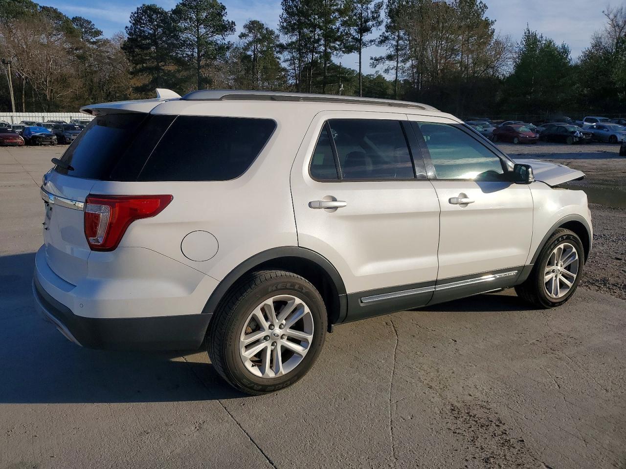 2017 FORD EXPLORER XLT photo 3