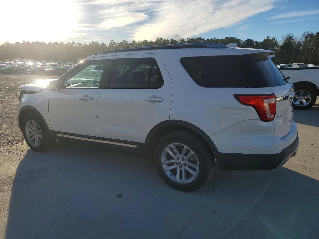 2017 FORD EXPLORER XLT photo 2