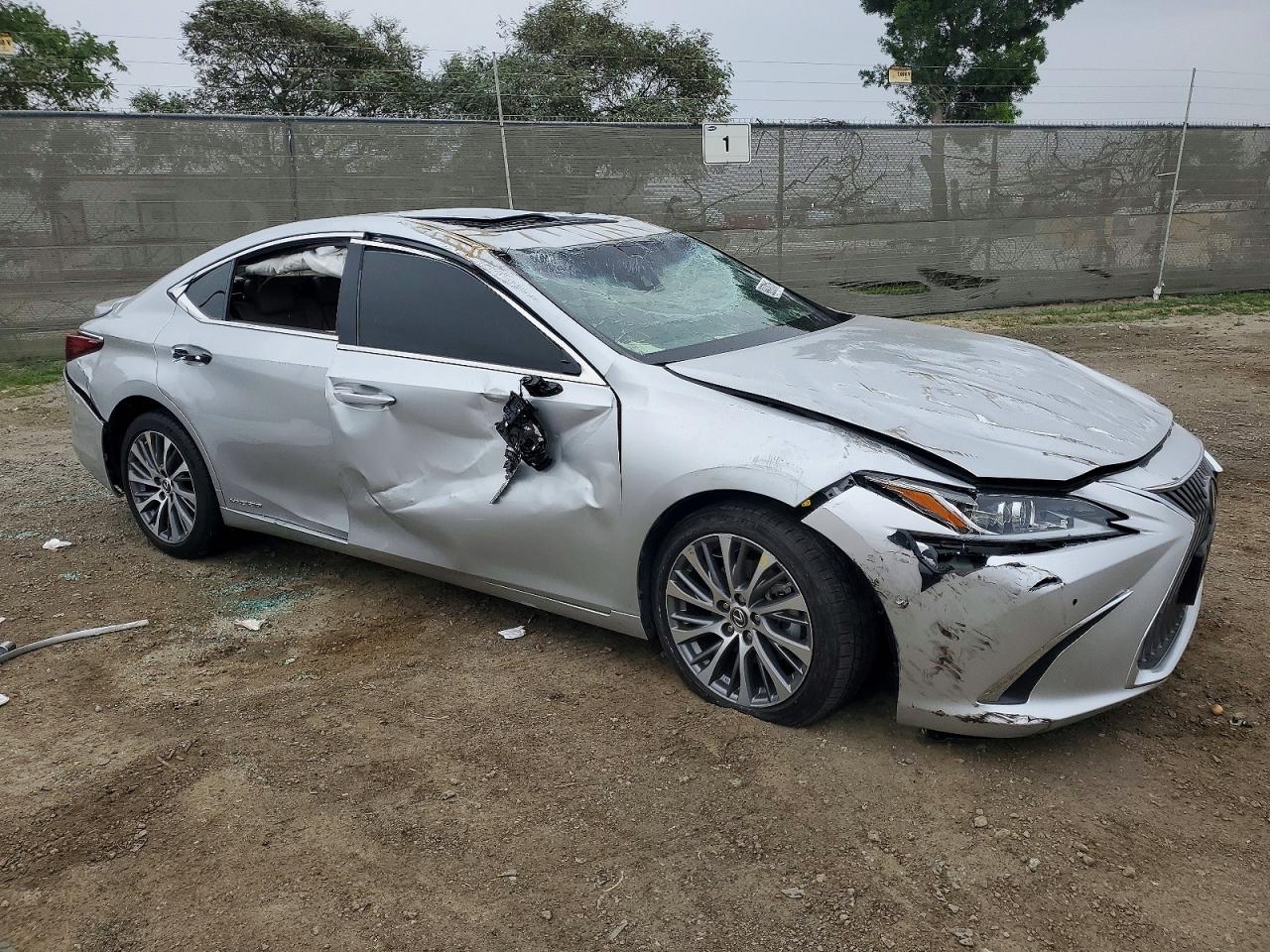 2020 LEXUS ES 300H photo 4