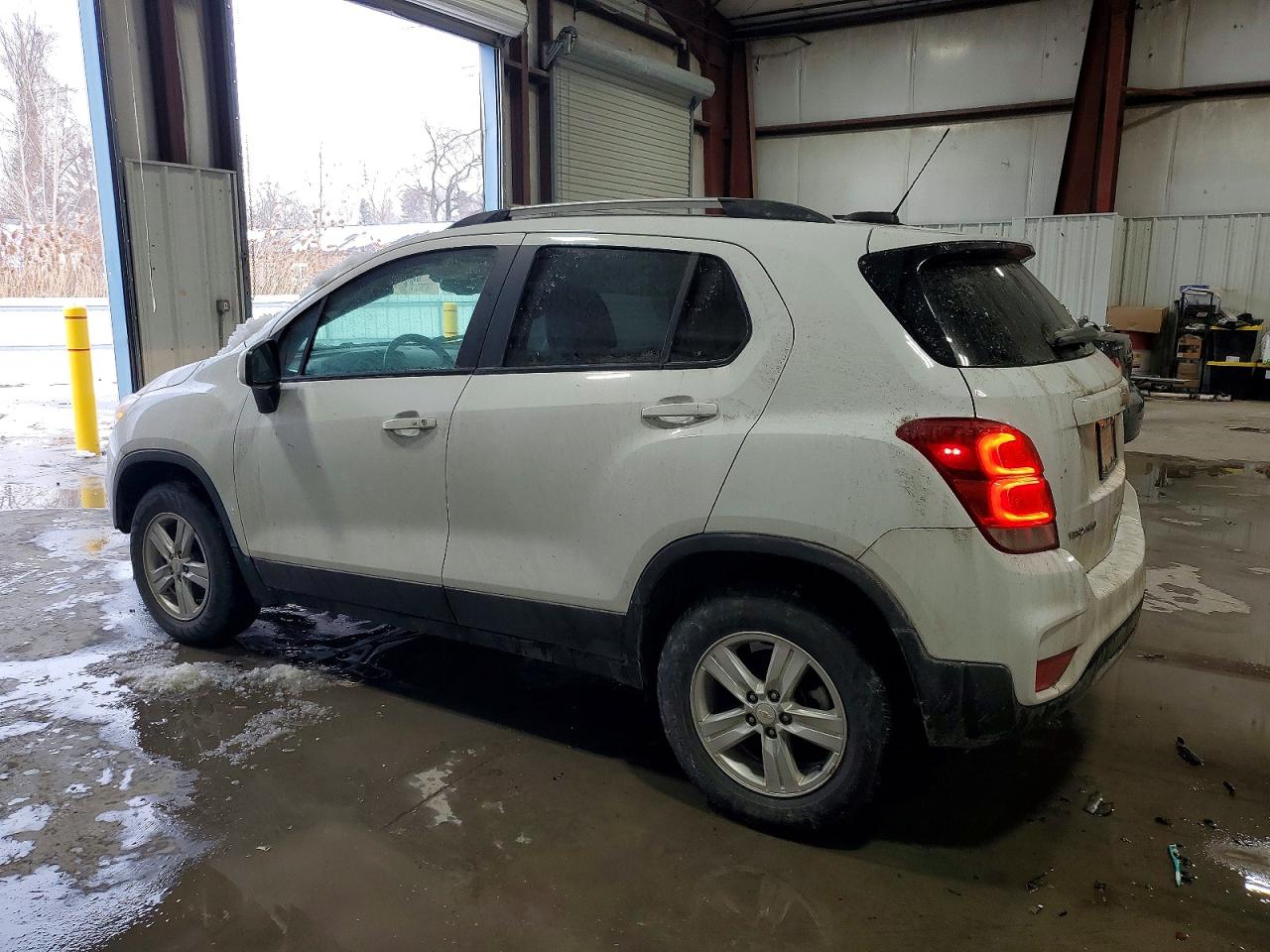 2022 CHEVROLET TRAX 1LT photo 2
