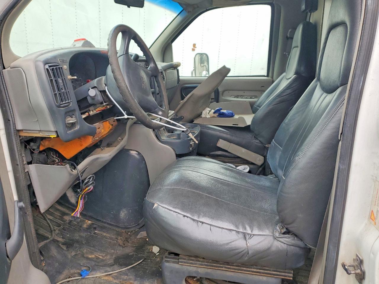 1997 GMC SAVANA BOX TRUCK photo 13