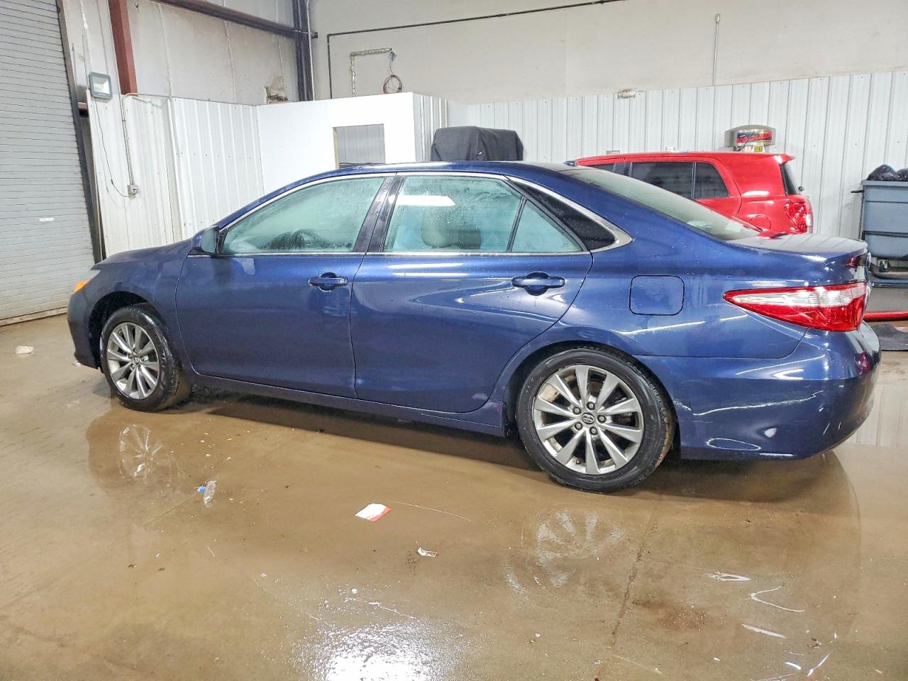 2015 TOYOTA CAMRY LE photo 2