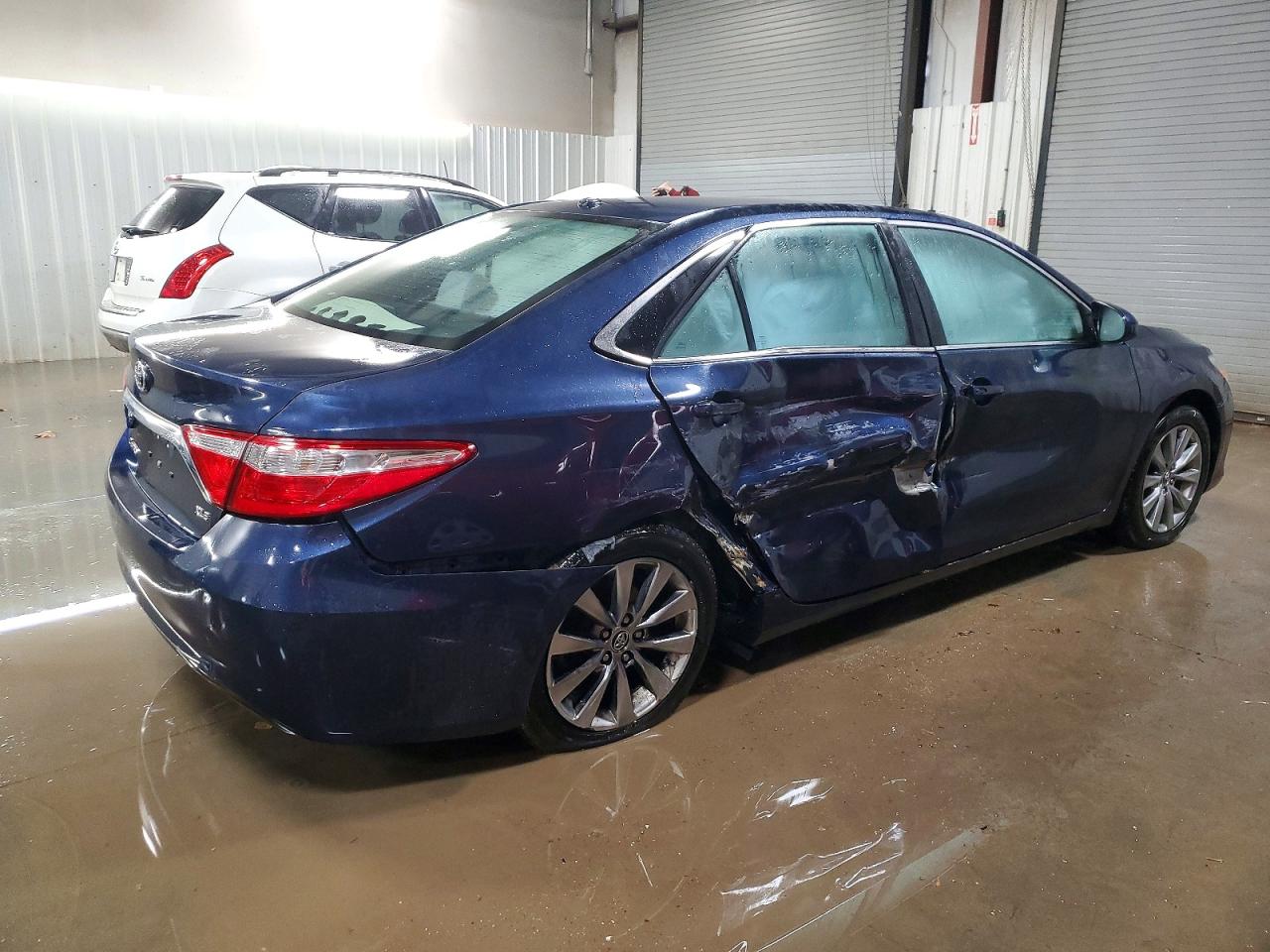 2015 TOYOTA CAMRY LE photo 3