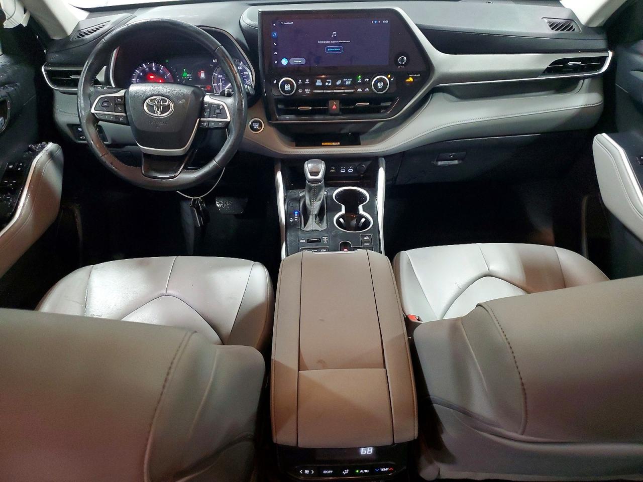 2024 TOYOTA HIGHLANDER LE photo 8