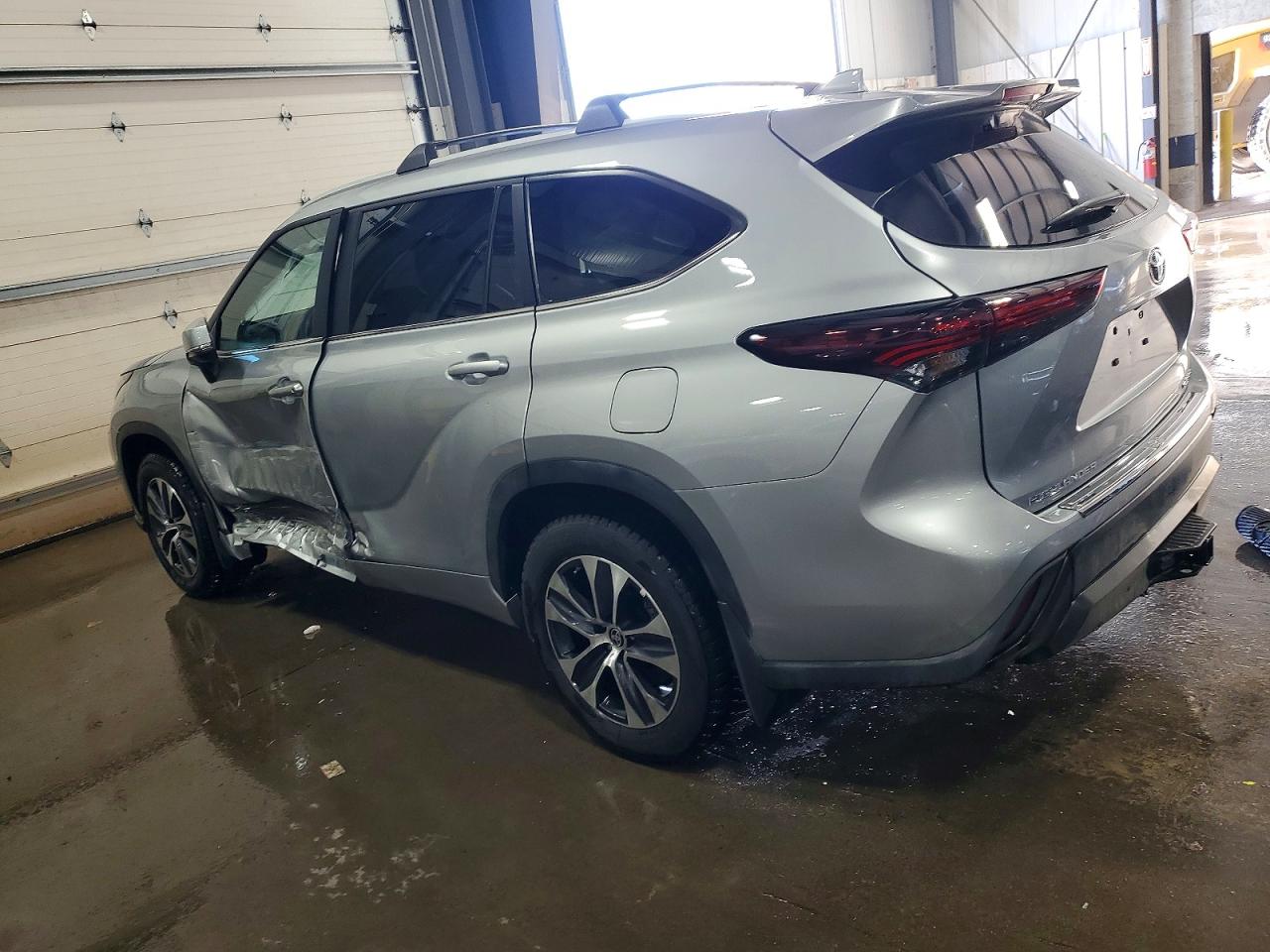 2024 TOYOTA HIGHLANDER LE photo 2