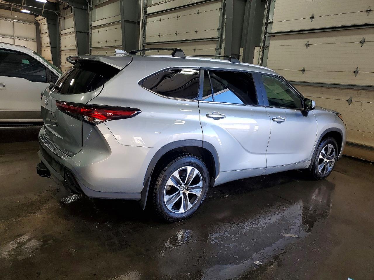 2024 TOYOTA HIGHLANDER LE photo 3