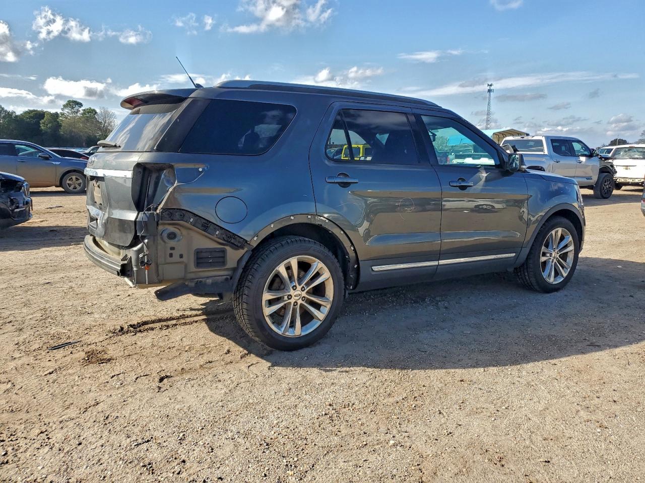 2018 FORD EXPLORER XLT photo 3