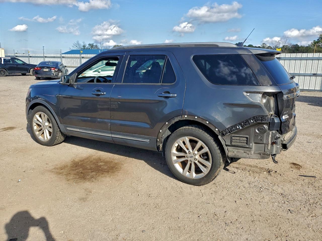 2018 FORD EXPLORER XLT photo 2