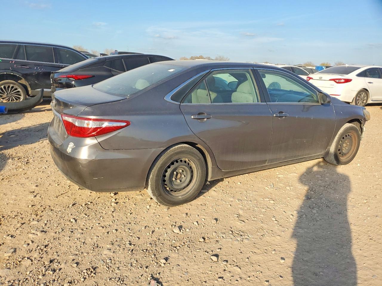 2015 TOYOTA CAMRY LE photo 3