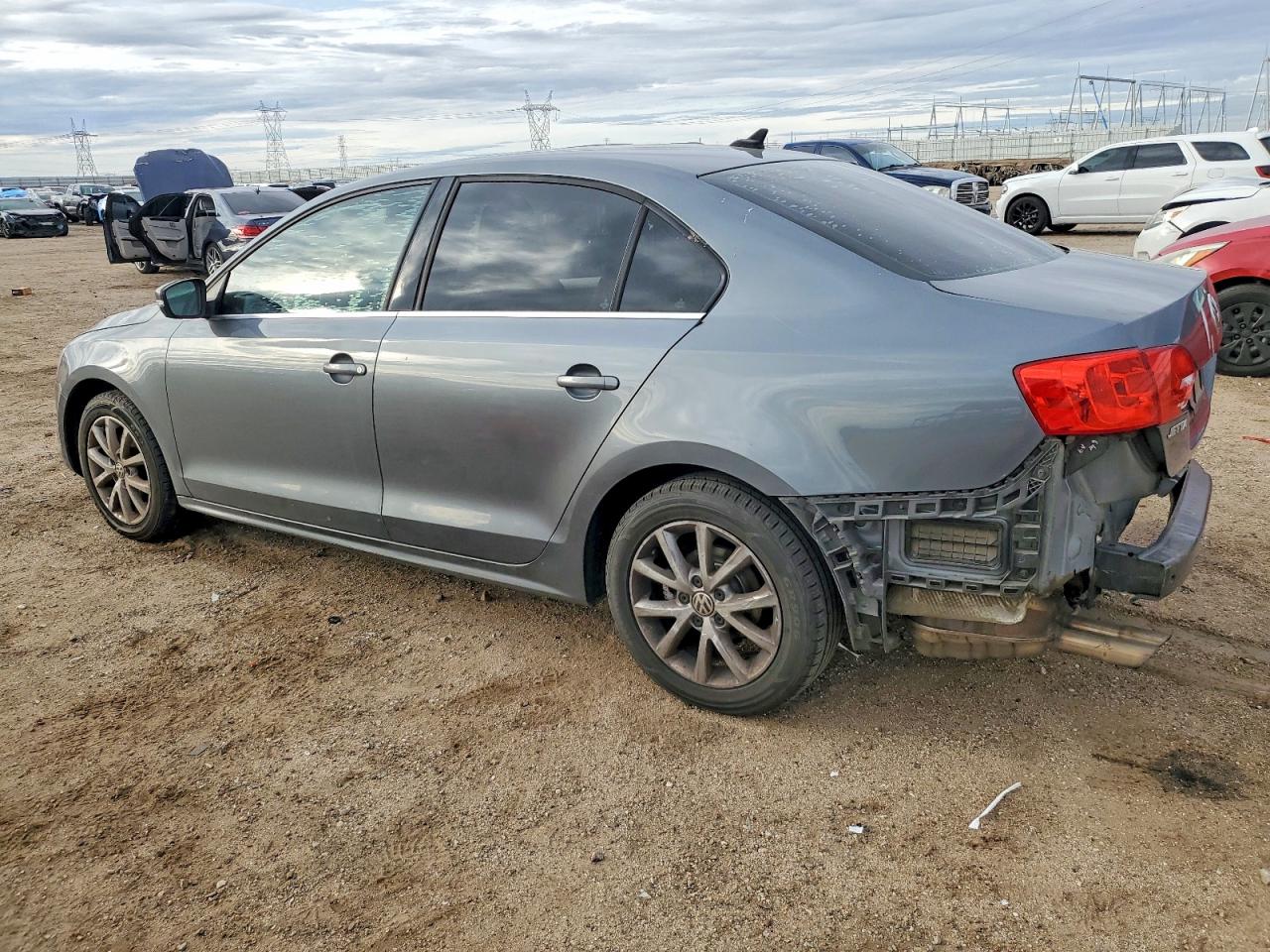 2013 VOLKSWAGEN JETTA SE photo 2
