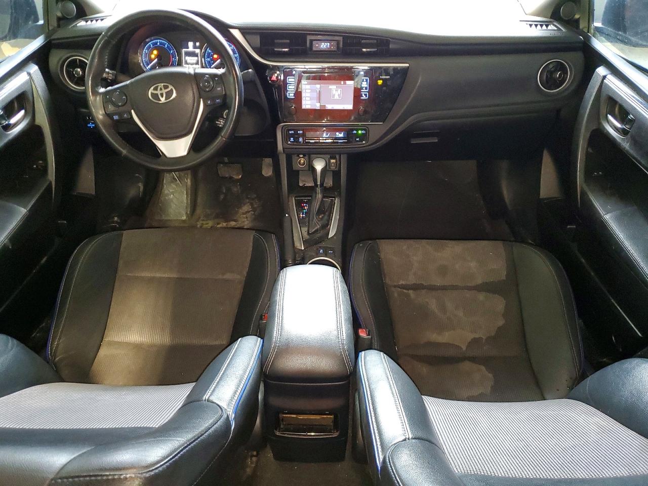 2017 TOYOTA COROLLA photo 8