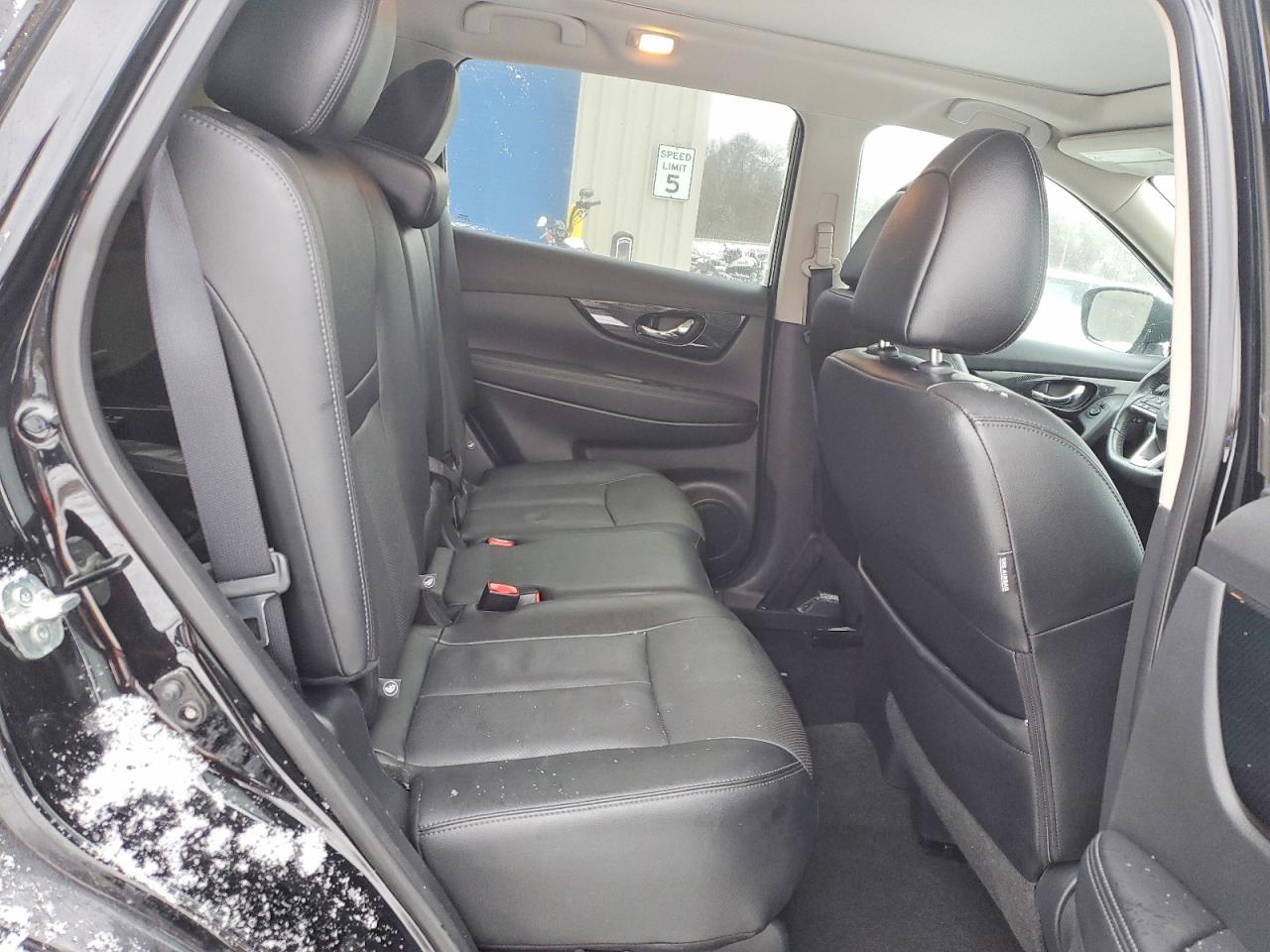 2017 NISSAN ROGUE SV photo 31