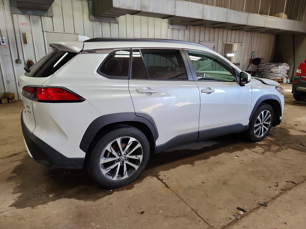 2022 TOYOTA COROLLA CROSS XLE photo 3