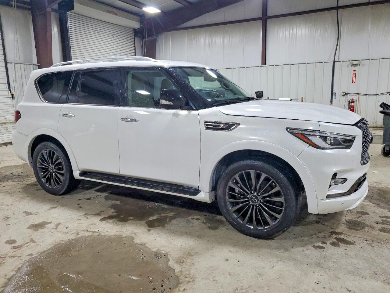 2021 INFINITI QX80 LUXE photo 4