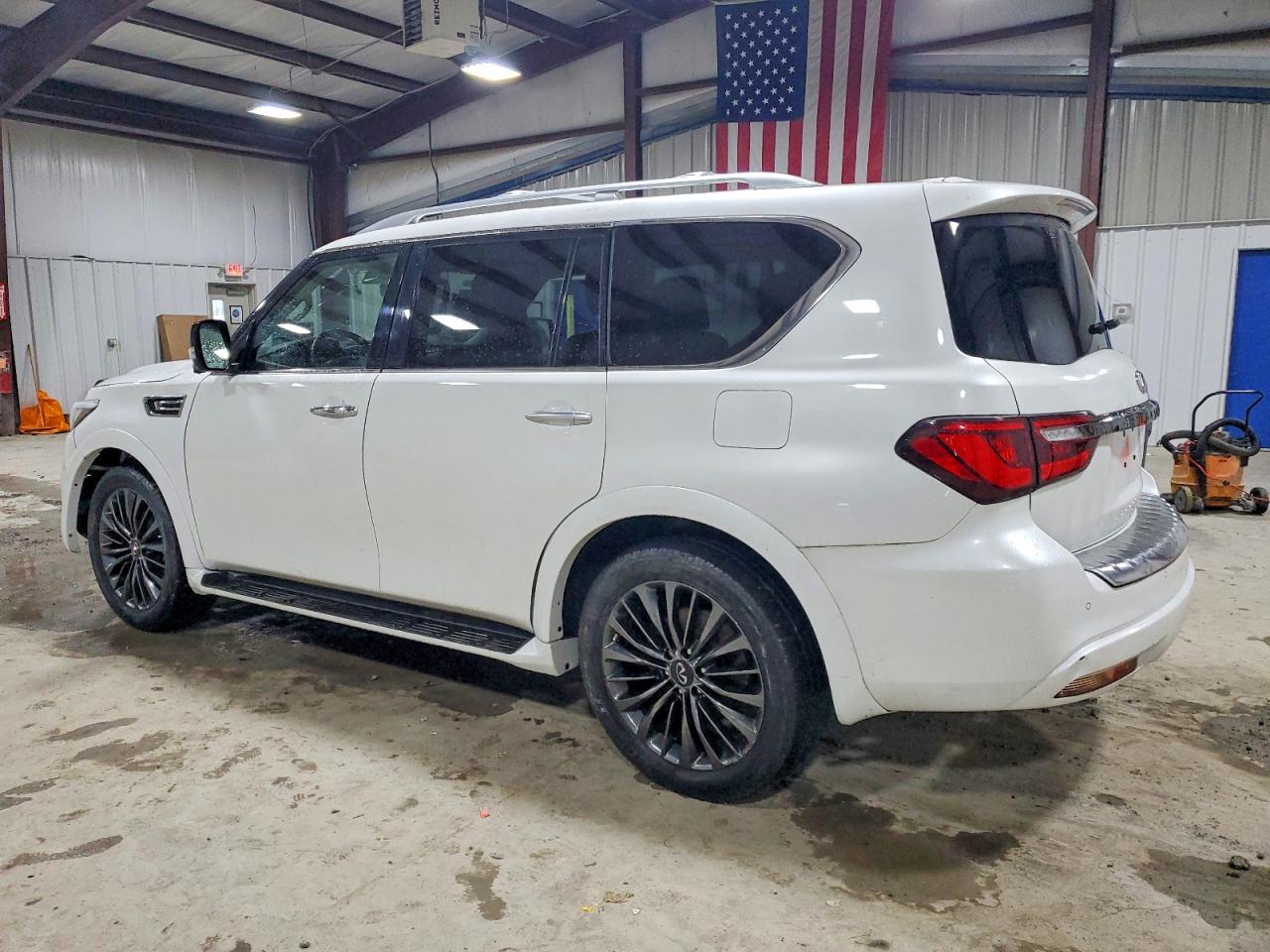 2021 INFINITI QX80 LUXE photo 2