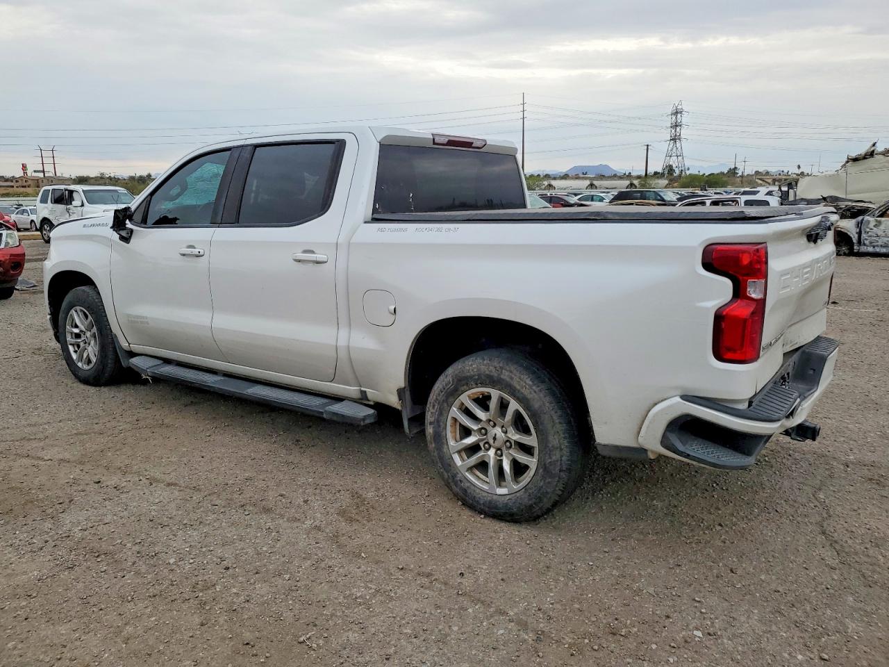 2021 CHEVROLET SILVERADO C1500 RST photo 2