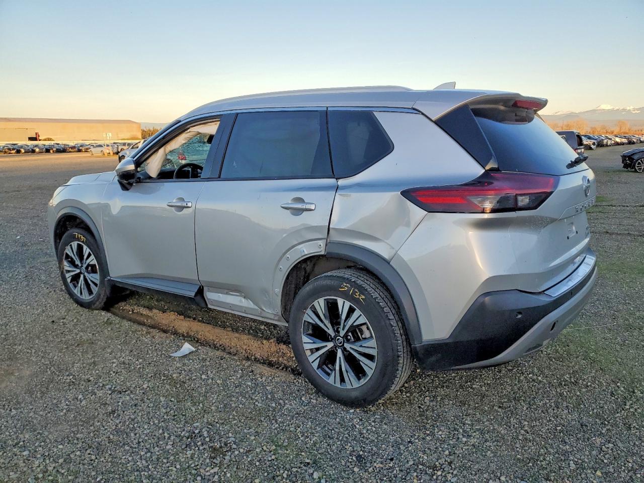 2021 NISSAN ROGUE SV photo 3