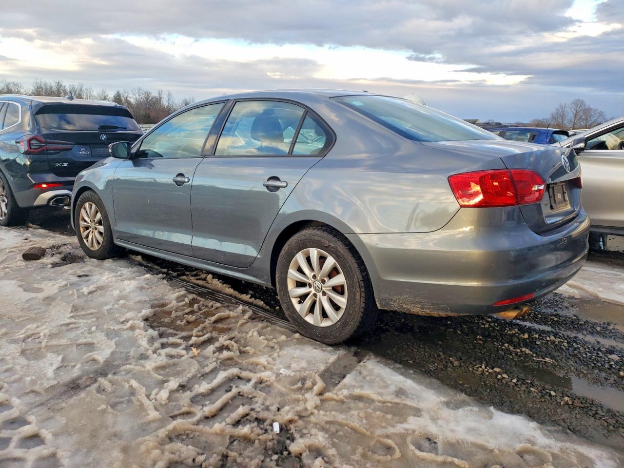 2011 VOLKSWAGEN JETTA SE photo 2