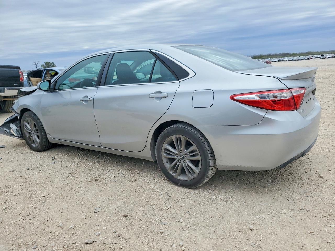 2017 TOYOTA CAMRY LE photo 2