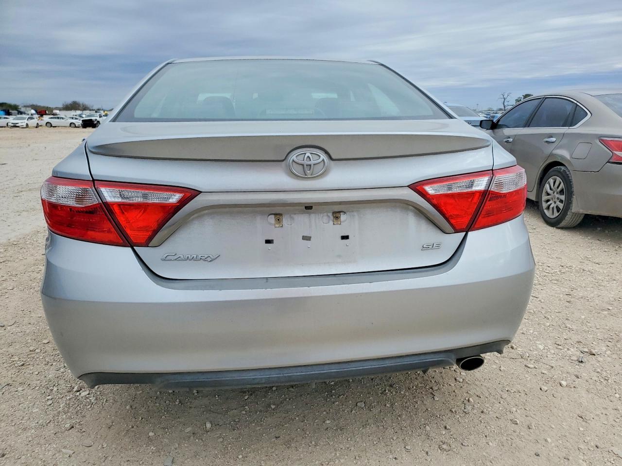 2017 TOYOTA CAMRY LE photo 6