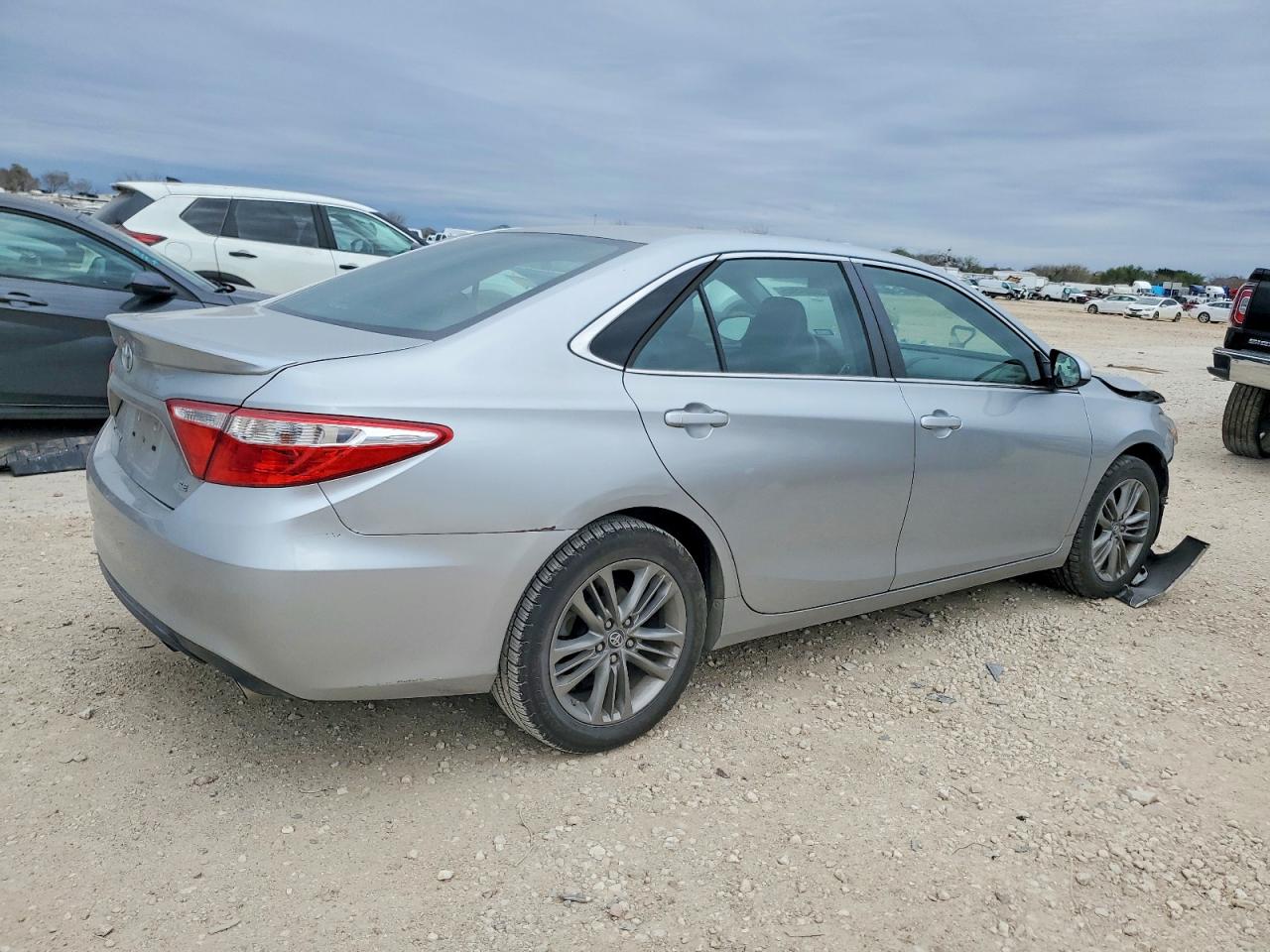 2017 TOYOTA CAMRY LE photo 3