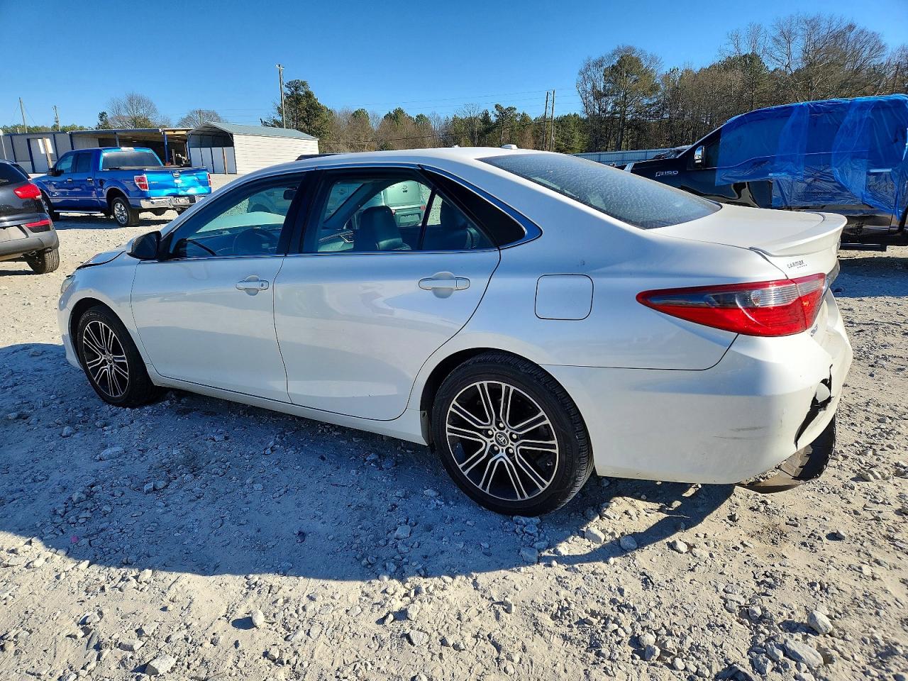 2016 TOYOTA CAMRY LE photo 3