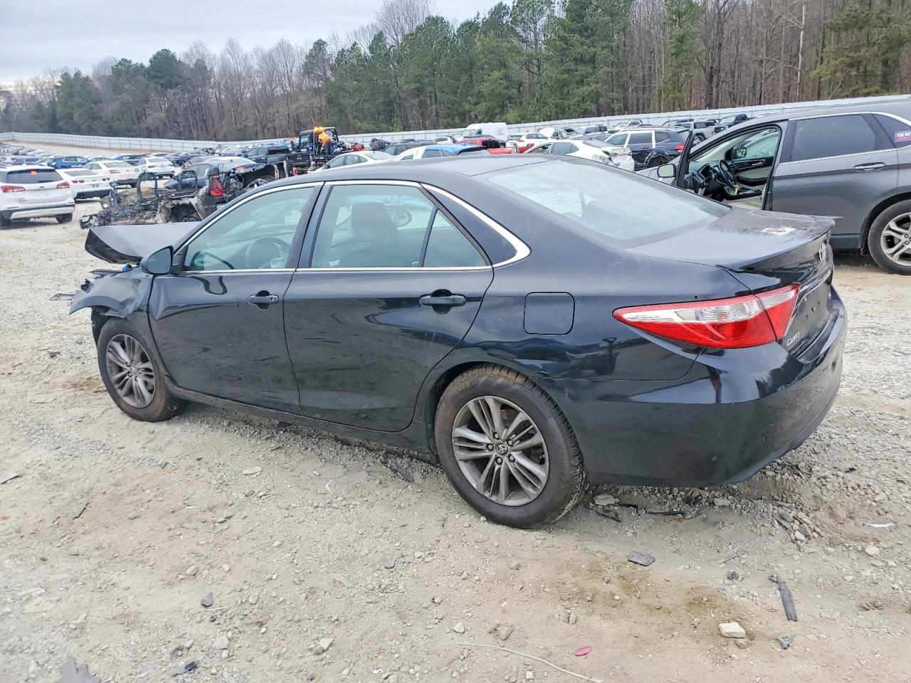 2016 TOYOTA CAMRY LE photo 2