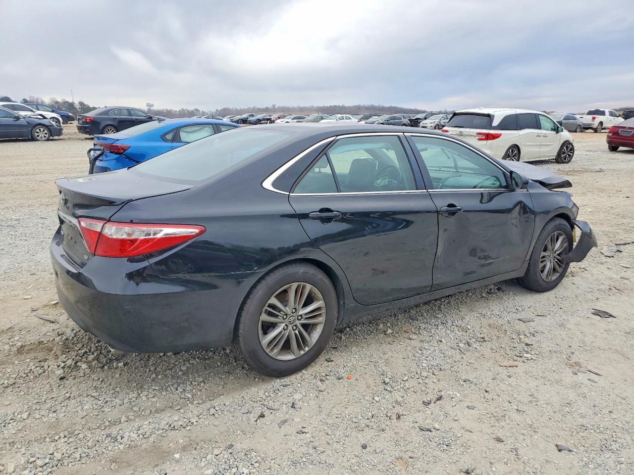 2016 TOYOTA CAMRY LE photo 3