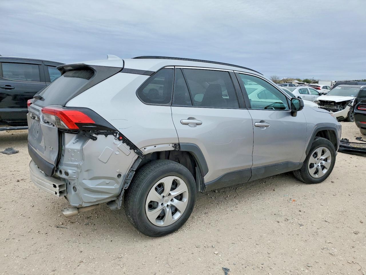 2021 TOYOTA RAV4 LE photo 3
