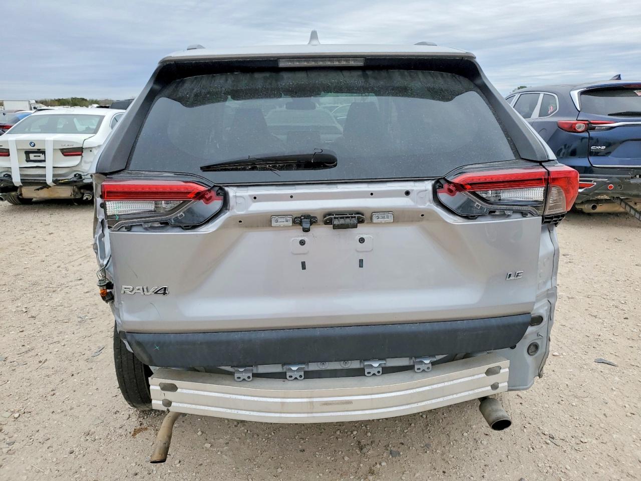 2021 TOYOTA RAV4 LE photo 6